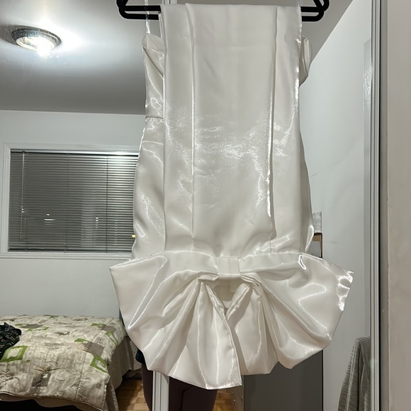 Short white dress with big bow in back size S. NEVER WORE - Picture 4 of 5